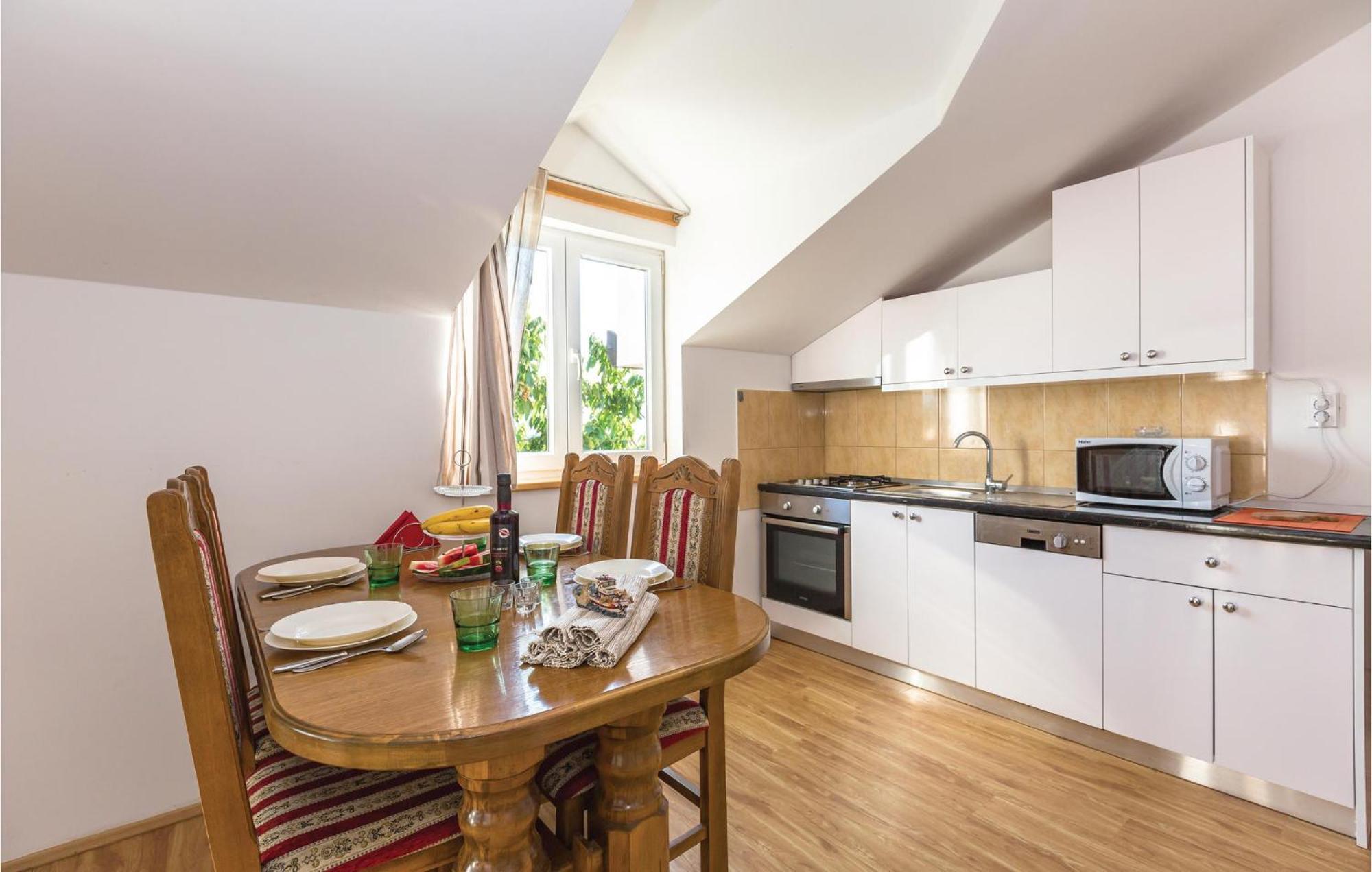Lovely Apartment In Ugljane With Kitchen Exterior foto